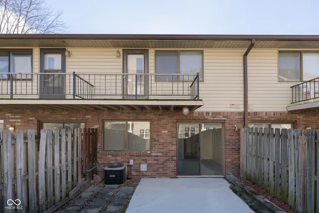 $1,350 | 114 Greenwood Trail N Drive, Greenwood, IN 46142