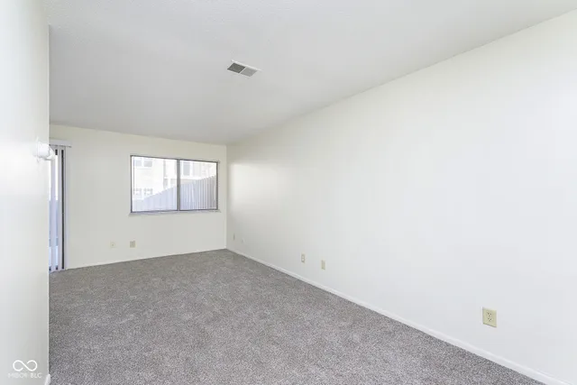 $1,350 | 114 Greenwood Trail N Drive, Greenwood, IN 46142