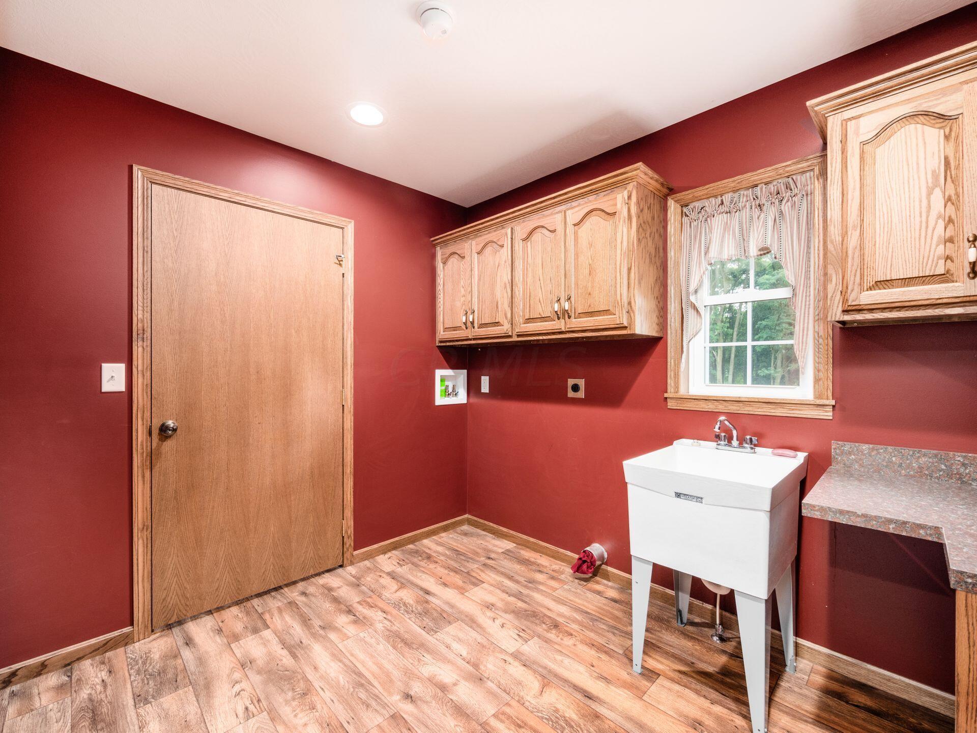 12296 Fosdyke Road Utica, OH 43080 - Photo 39 of 65 Laundry room