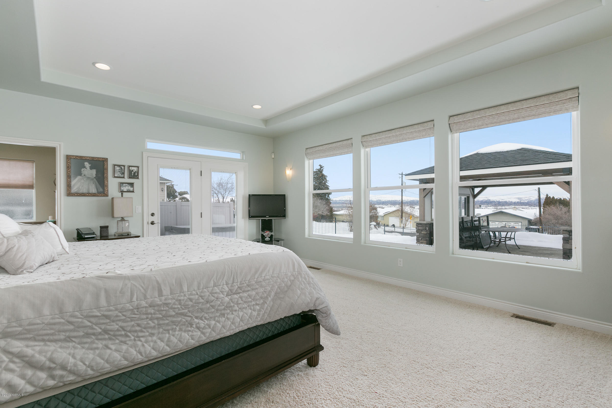 1002 Meadowbrook Road Union Gap, WA 98903 - Photo 14 of 27 a bedroom with a large bed and a large window