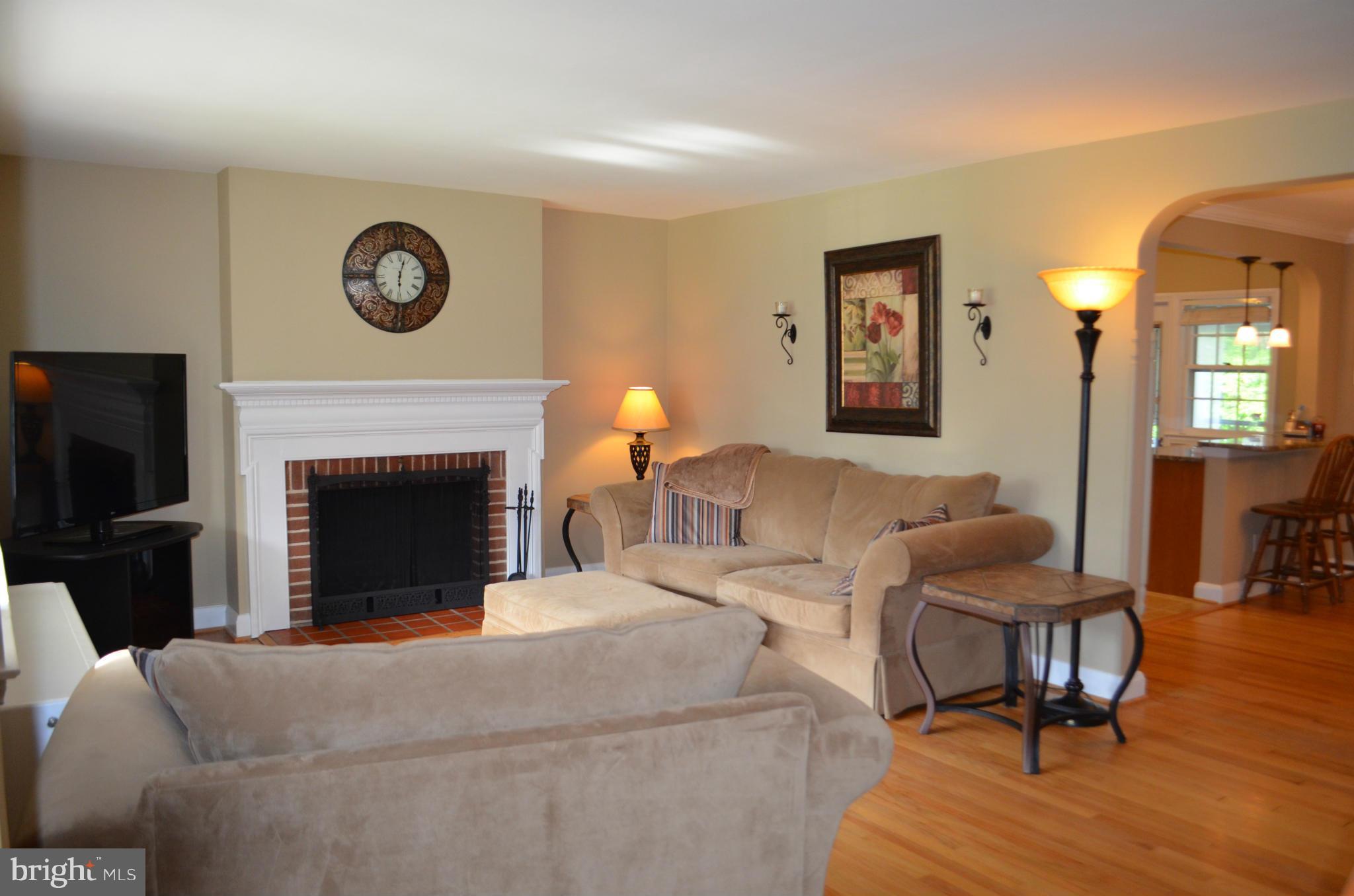 313 Gralan Road Catonsville, MD 21228 - Photo 5 of 30 Living Room