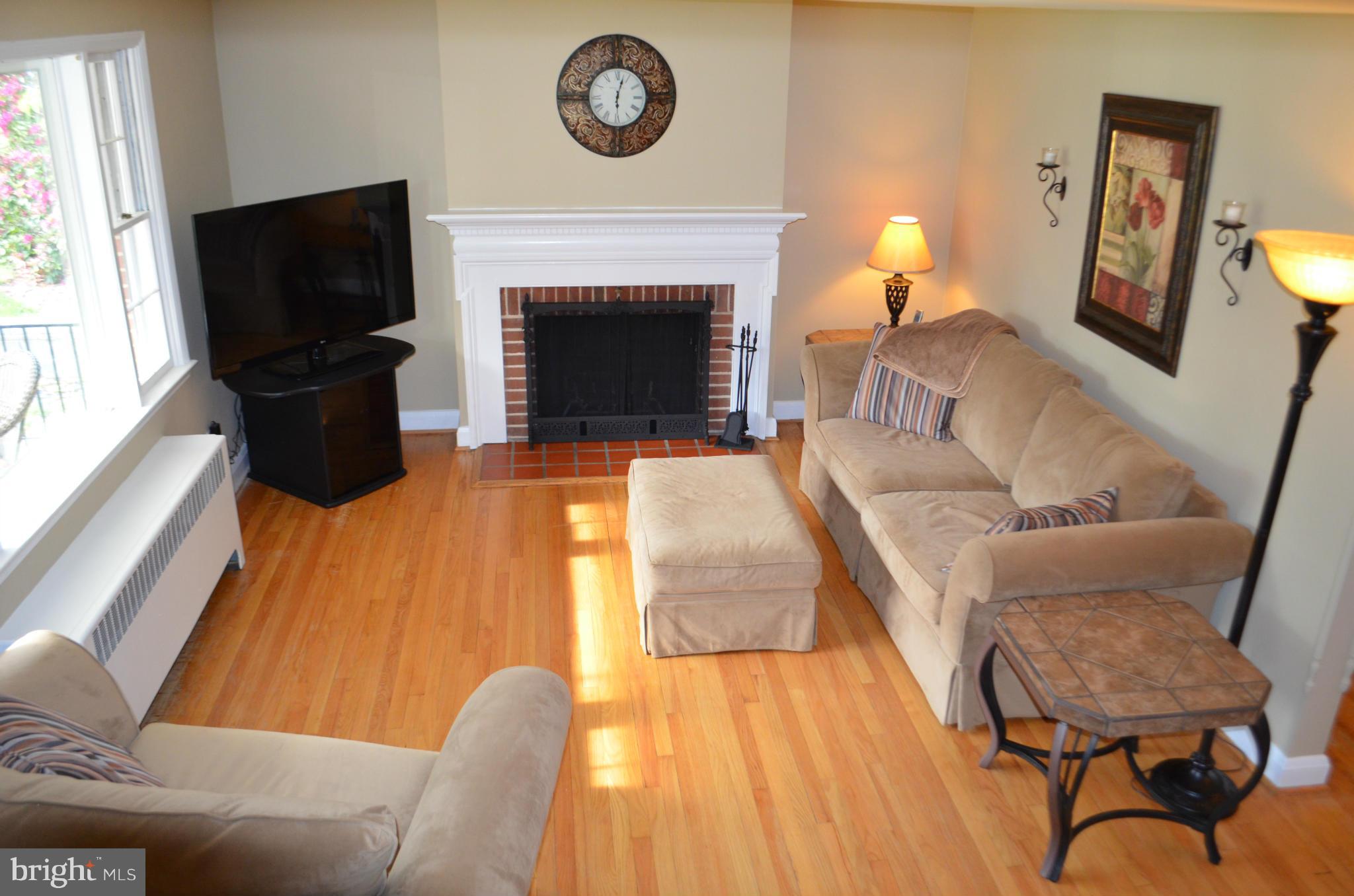 313 Gralan Road Catonsville, MD 21228 - Photo 7 of 30 Living Room