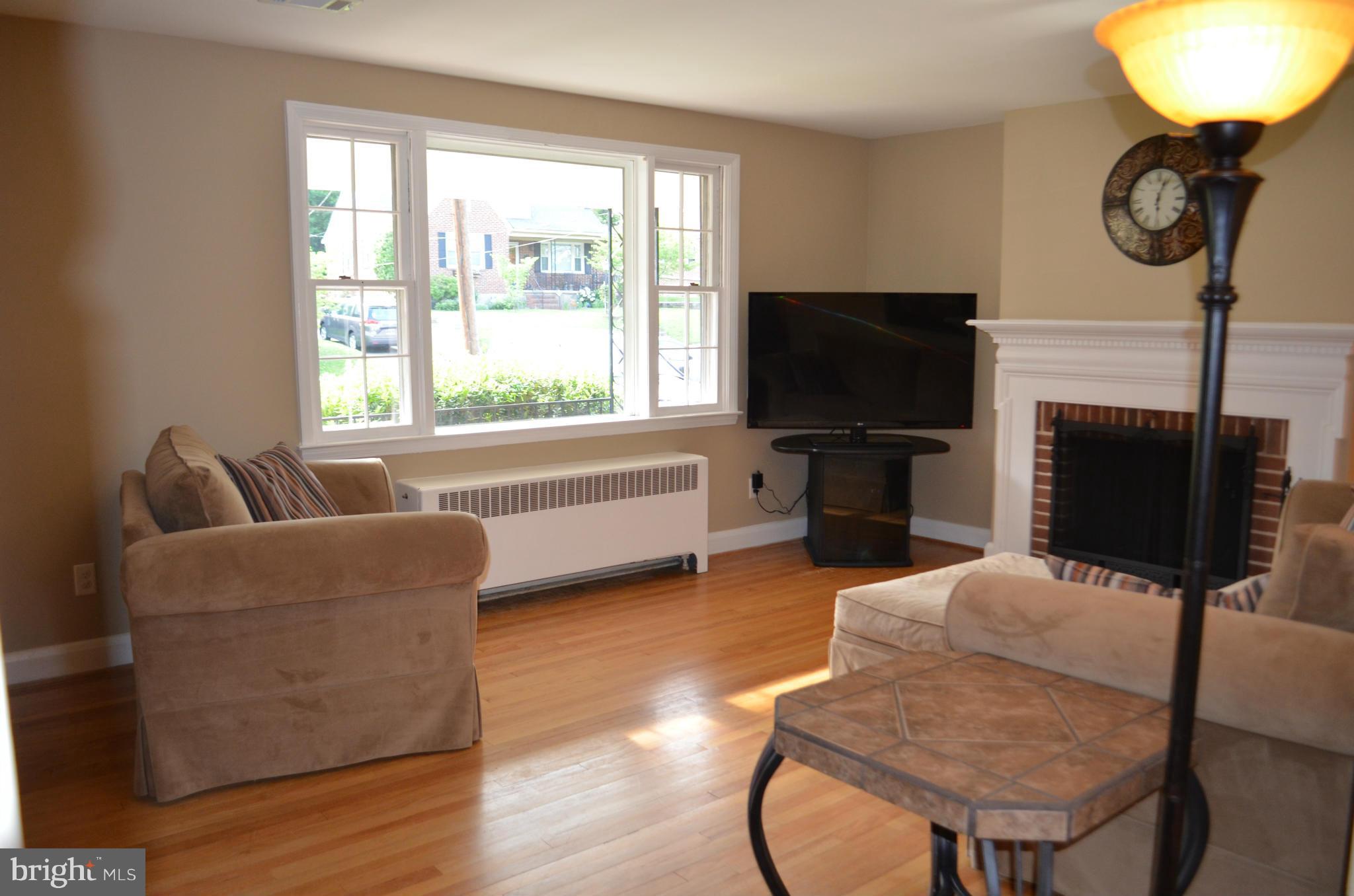 313 Gralan Road Catonsville, MD 21228 - Photo 8 of 30 Living Room