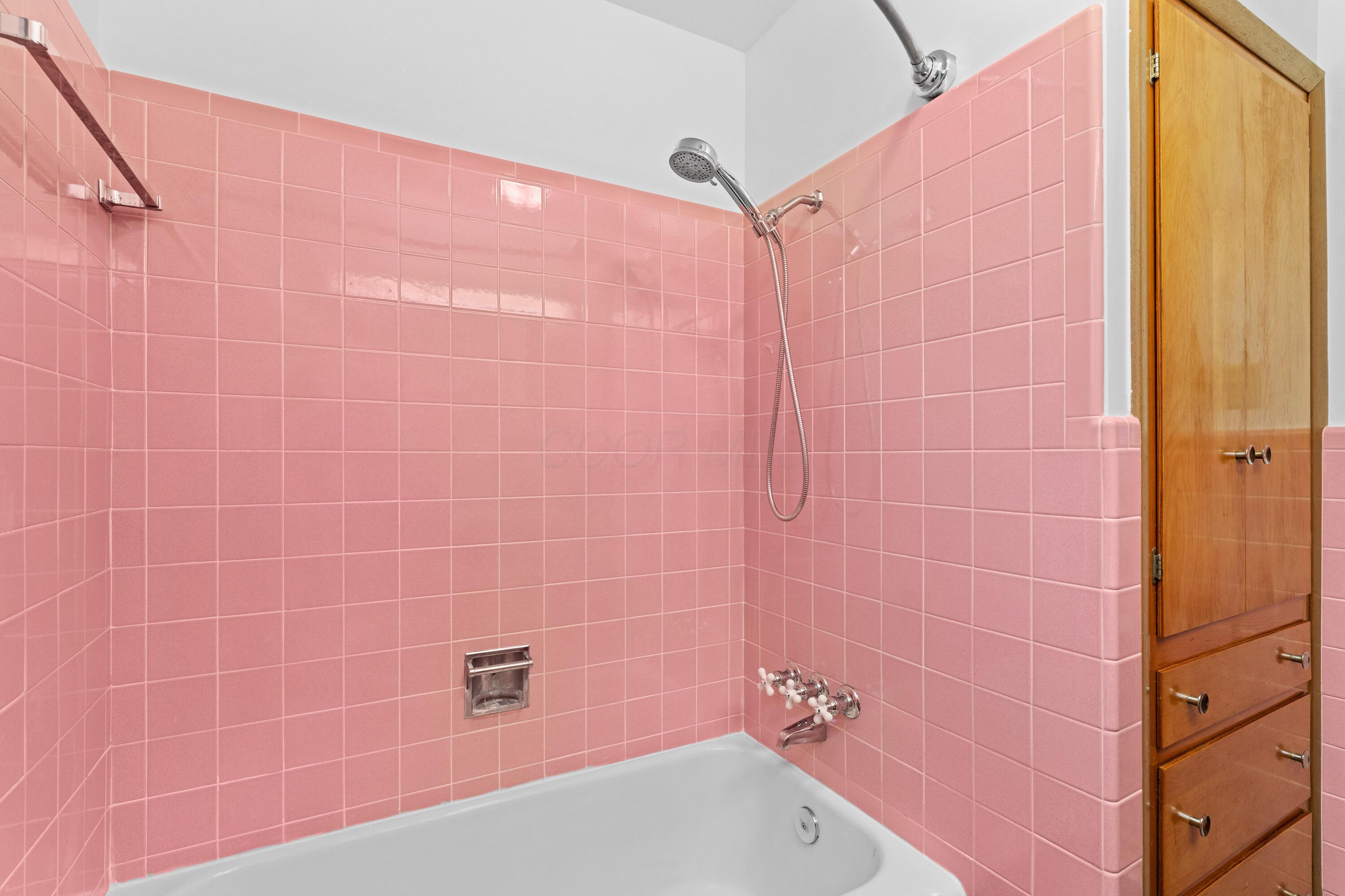 2676 Nottingham Road Columbus, OH 43221 - Photo 33 of 47 Full Bathroom