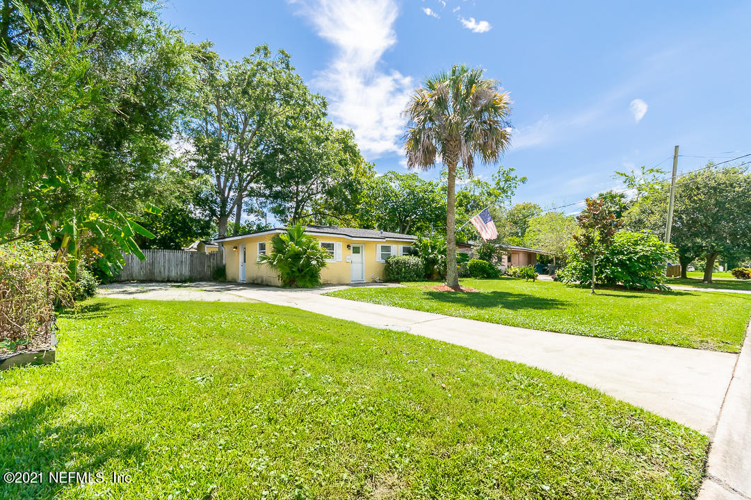 363 Skate Road Atlantic Beach, FL 32233 - Photo 3 of 29 a view of a backyard