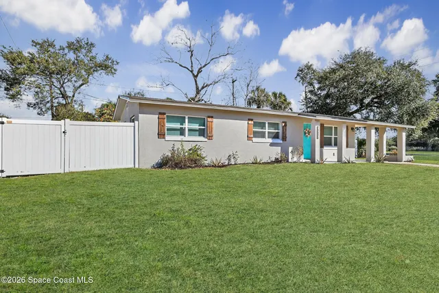 a view of a house with backyard and garden