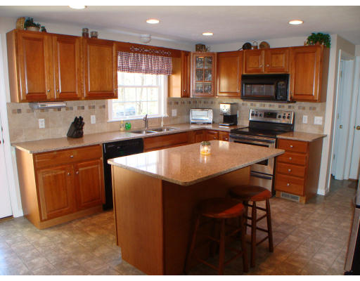 92 Mashapaug Road Sturbridge, MA 01566 - Photo 7 of 30