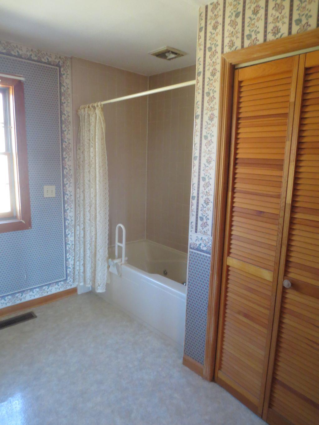 383 Green Meadow Road Sparta, TN 38583 - Photo 28 of 37 Full bath tub with jets