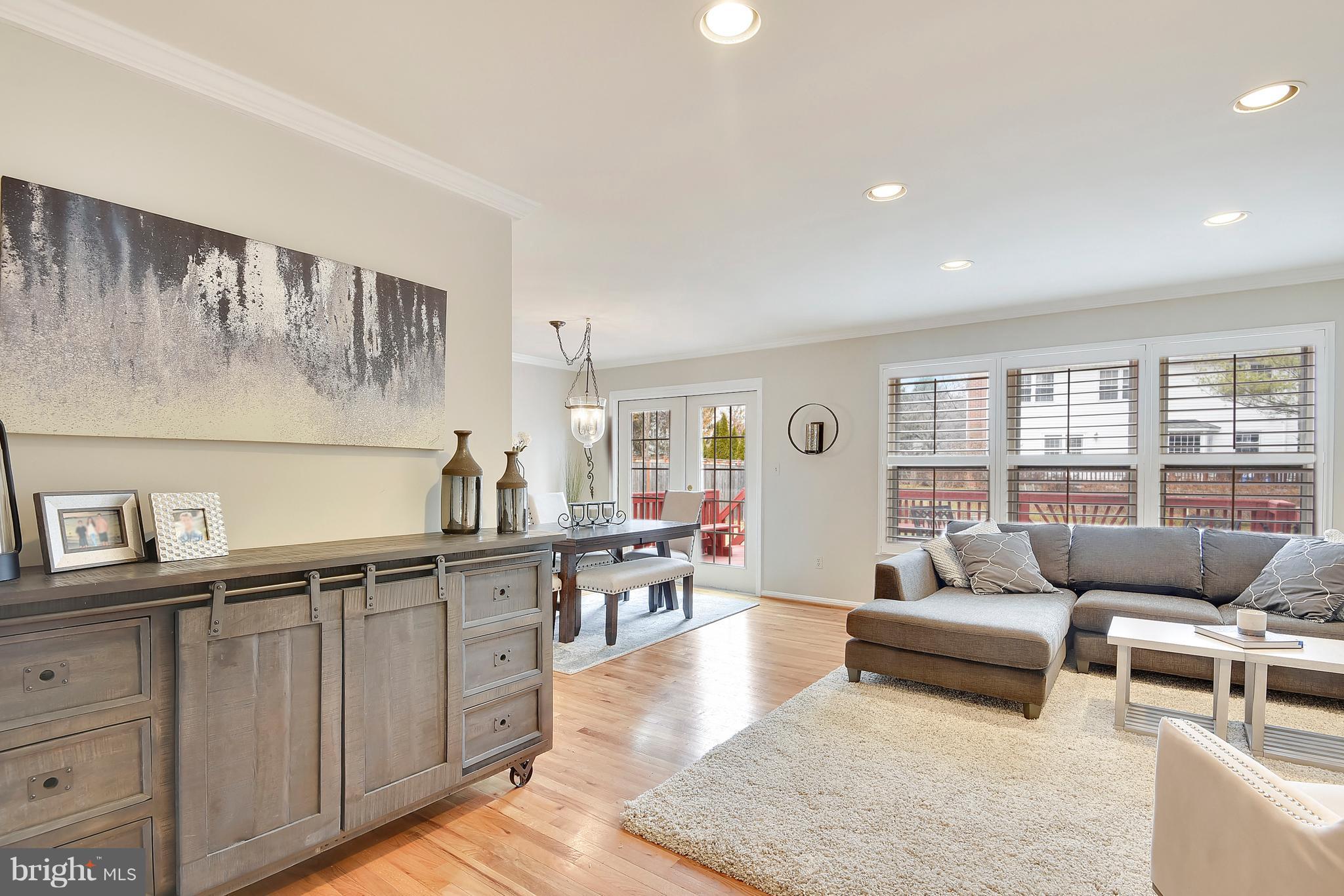 6 Thorburn Road Gaithersburg, MD 20878 - Photo 5 of 30 Living Room