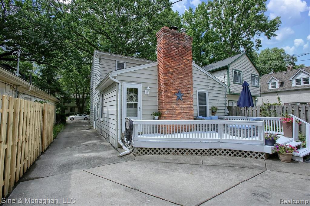2110 Hampton Road Grosse Pointe Woods, MI 48236 - Photo 25 of 31