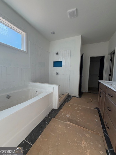 226 Robert Williams Road Pine Mountain, GA 31822 - Photo 20 of 34 a spacious bathroom with a tub sink and mirror