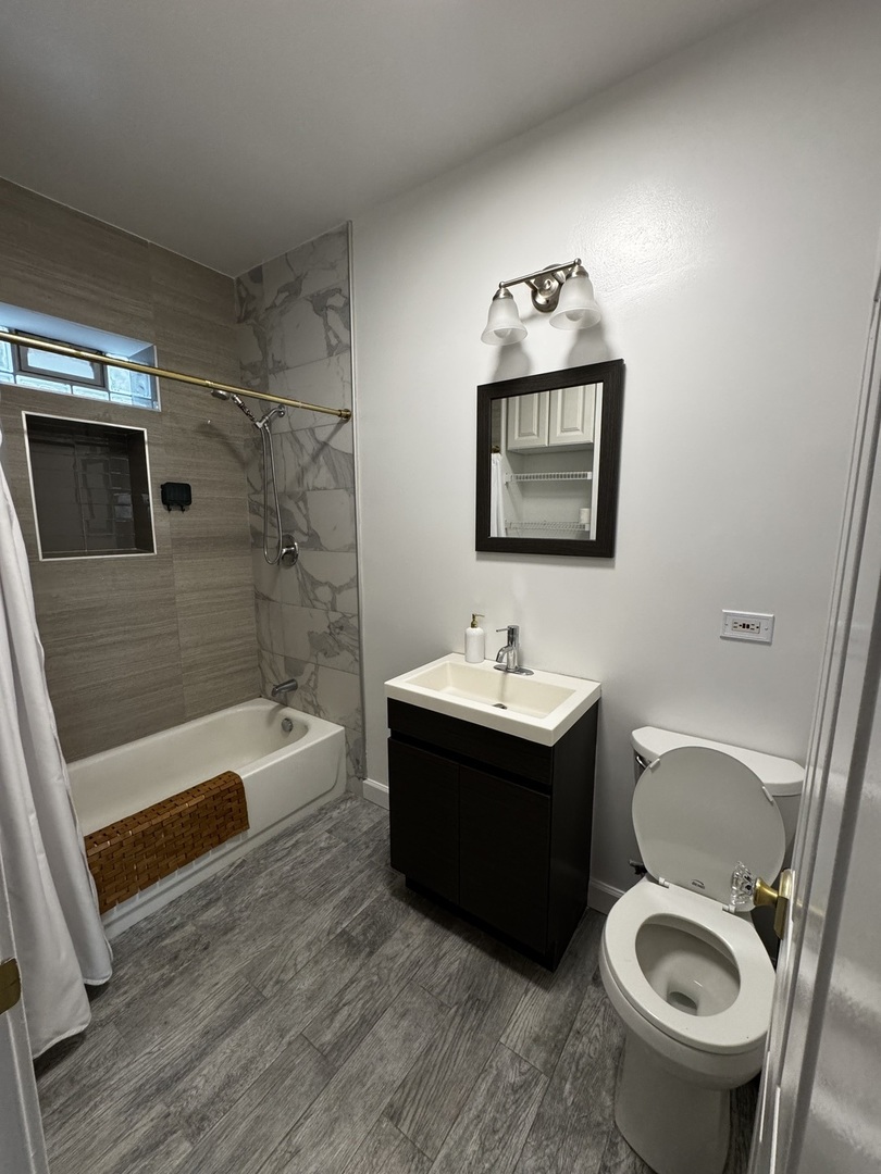 7031 North Sheridan Road, Unit 2E Chicago, IL 60626 - Photo 6 of 28 Gallery Image 6