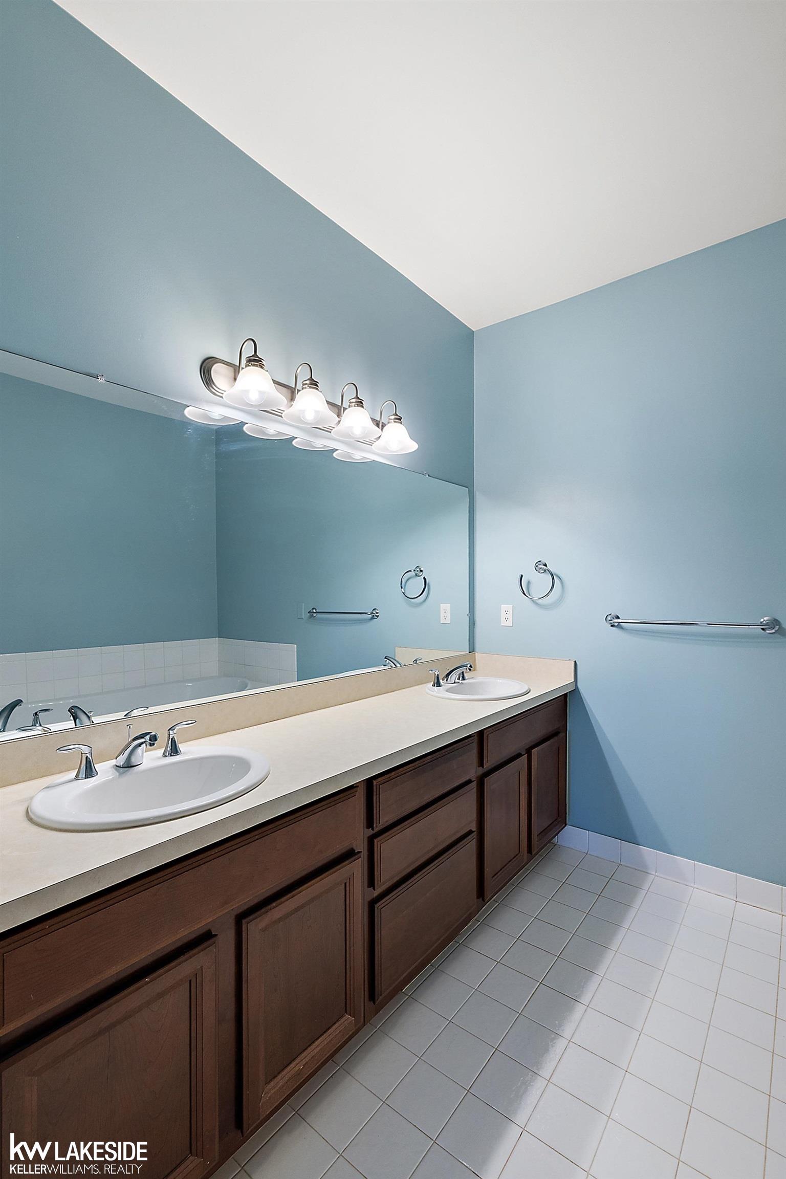 747 East Bluff Court Rochester Hills, MI 48306 - Photo 29 of 79