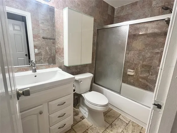 $1,300 | 2701 Hidden Lake Drive North, Unit F, Sarasota, FL 34237