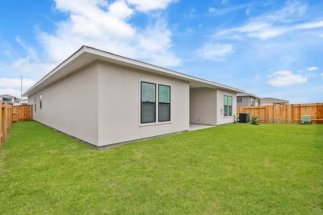 a view of a house with backyard