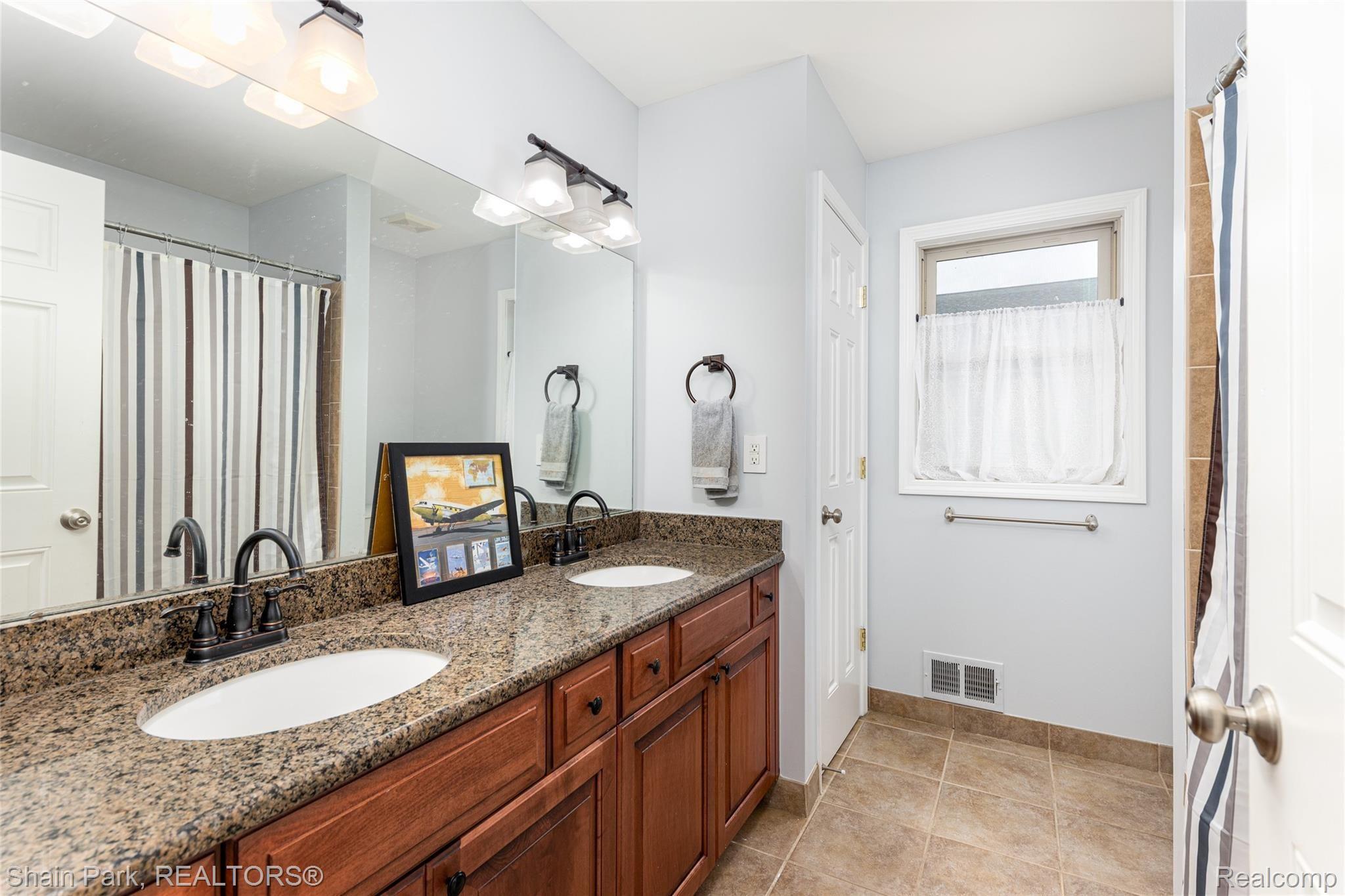 196 Londonderry Lane Rochester, MI 48306 - Photo 37 of 55 Spacious full bathroom on the 2nd level with granite and Lafata cabinets