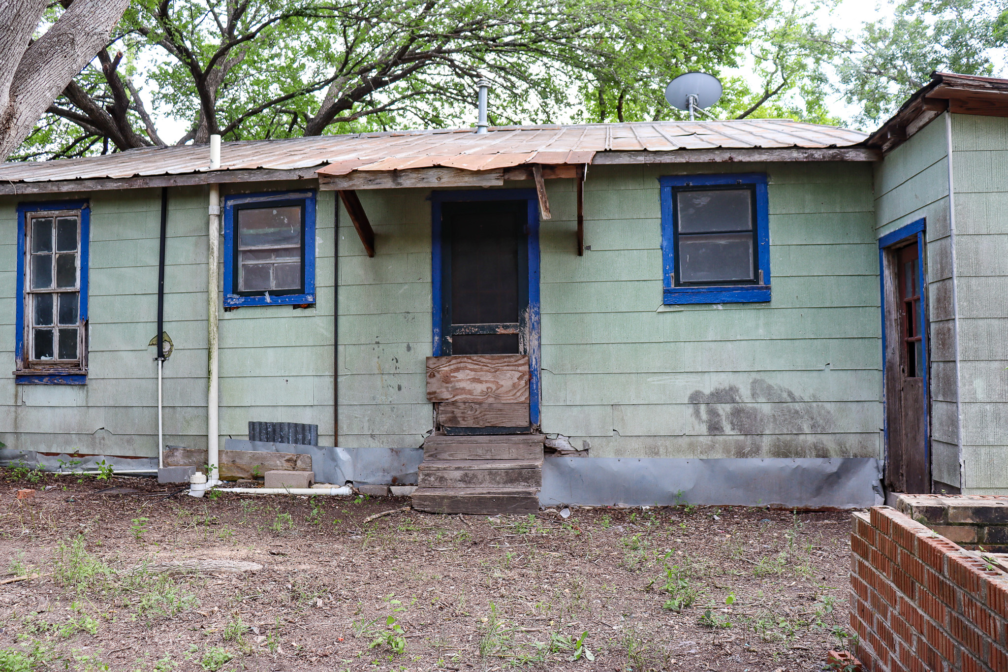 803 3rd Street Lockhart, TX 78644 - Photo 11 of 15 a front view of a house