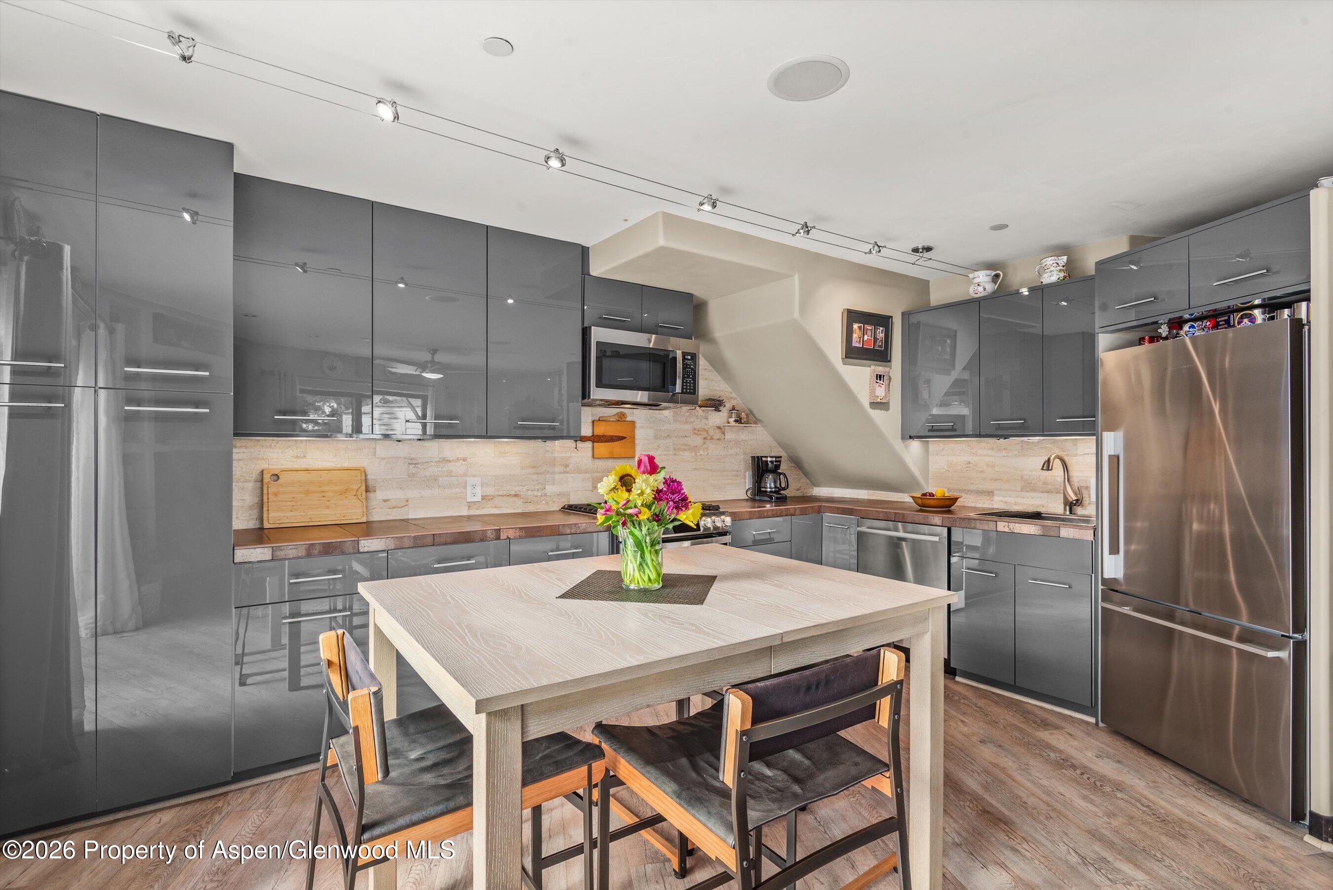 100 Midland Avenue, Unit 104 Basalt, CO 81621 - Photo 6 of 18 KITCHEN WITH DINING TABLE