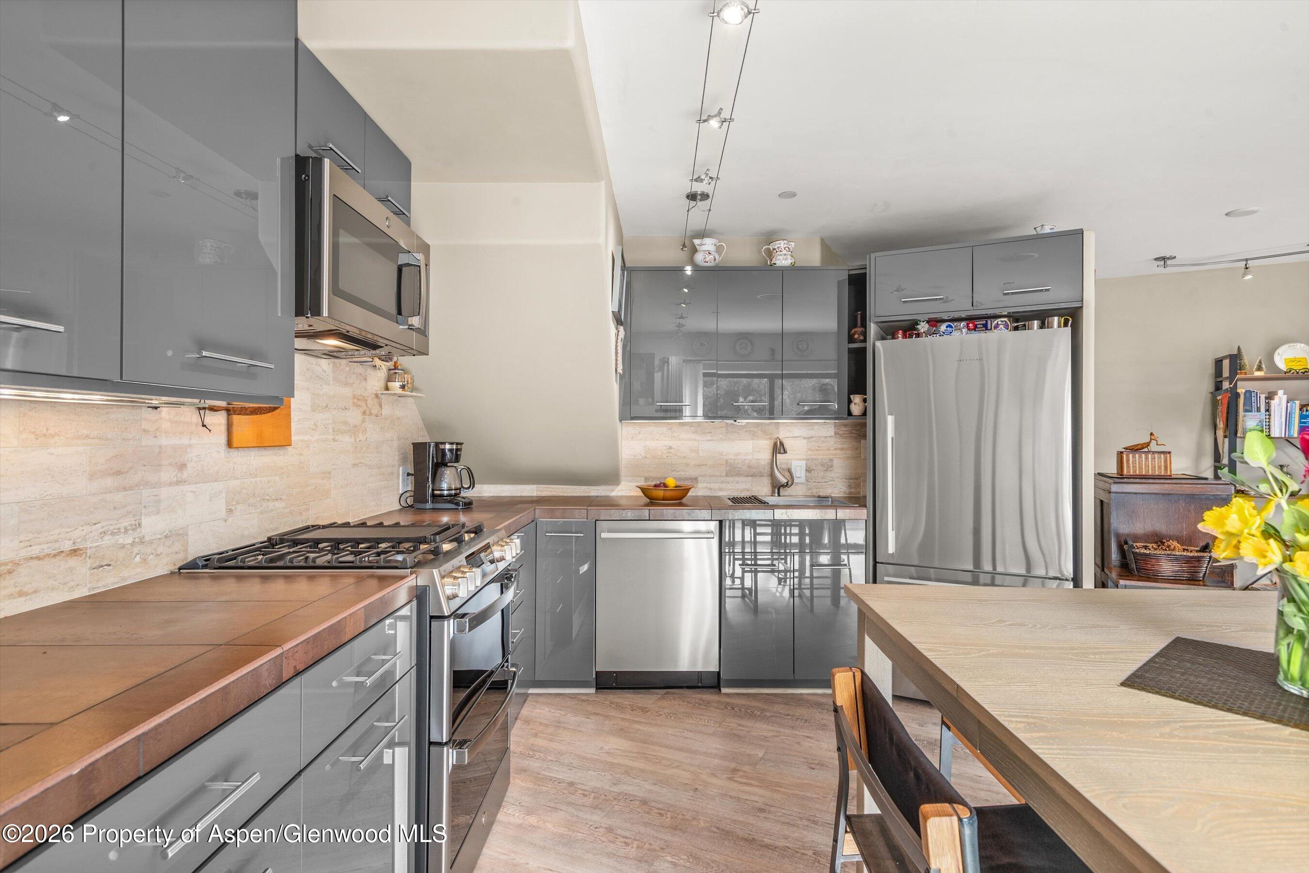 100 Midland Avenue, Unit 104 Basalt, CO 81621 - Photo 7 of 18 KITCHEN WITH DINING TABLE