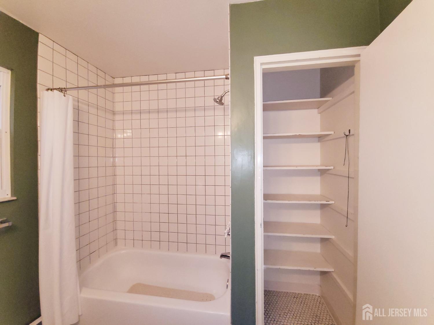 50 Fox Road, Unit 8B Edison, NJ 08817 - Photo 28 of 35 a bathroom with a bathtub