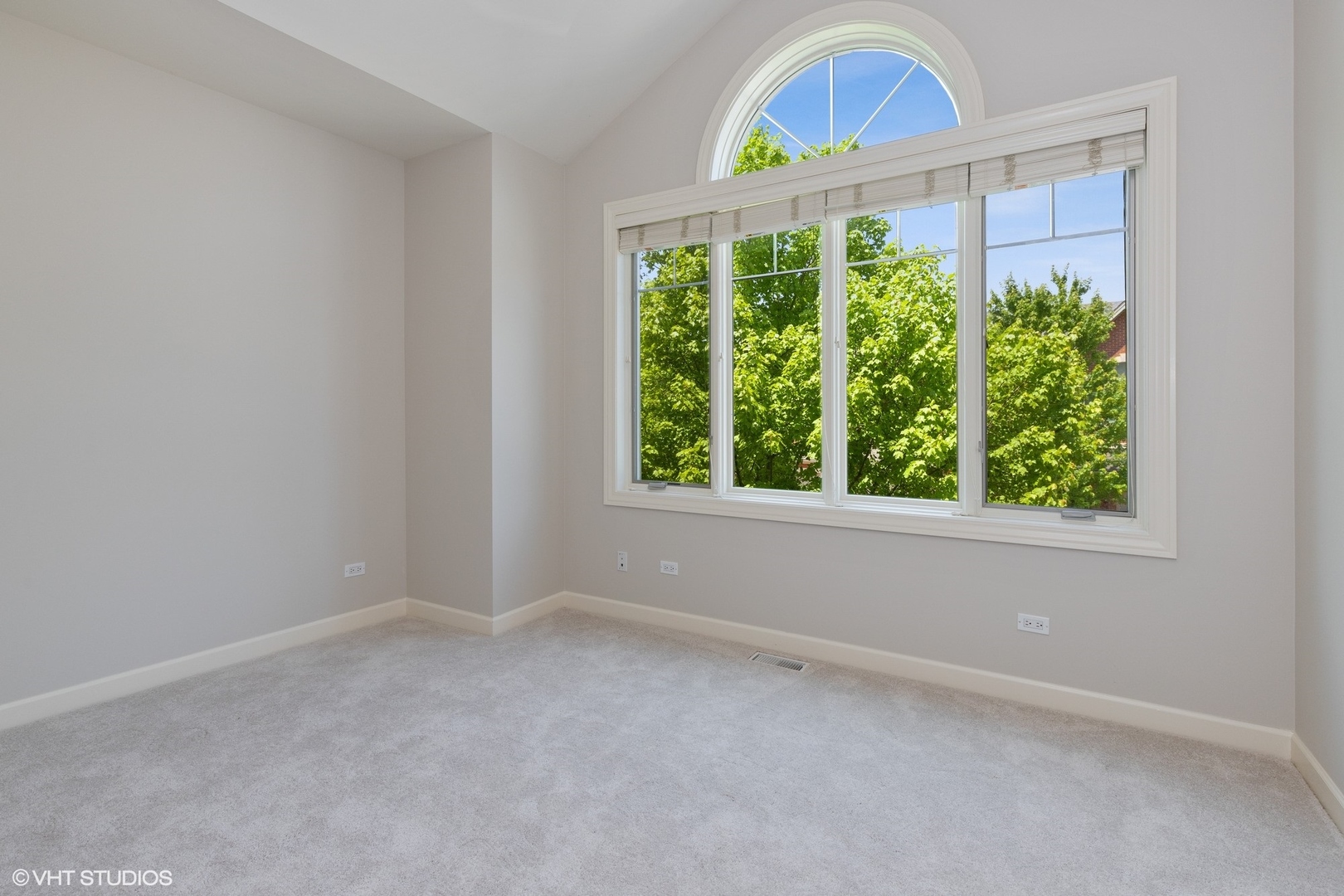 21 Northfield Terrace, Unit 21 Wheeling, IL 60090 - Photo 14 of 18 an empty room with a window