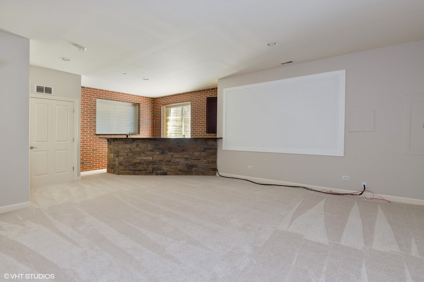 21 Northfield Terrace, Unit 21 Wheeling, IL 60090 - Photo 15 of 18 a view of an empty room with a window