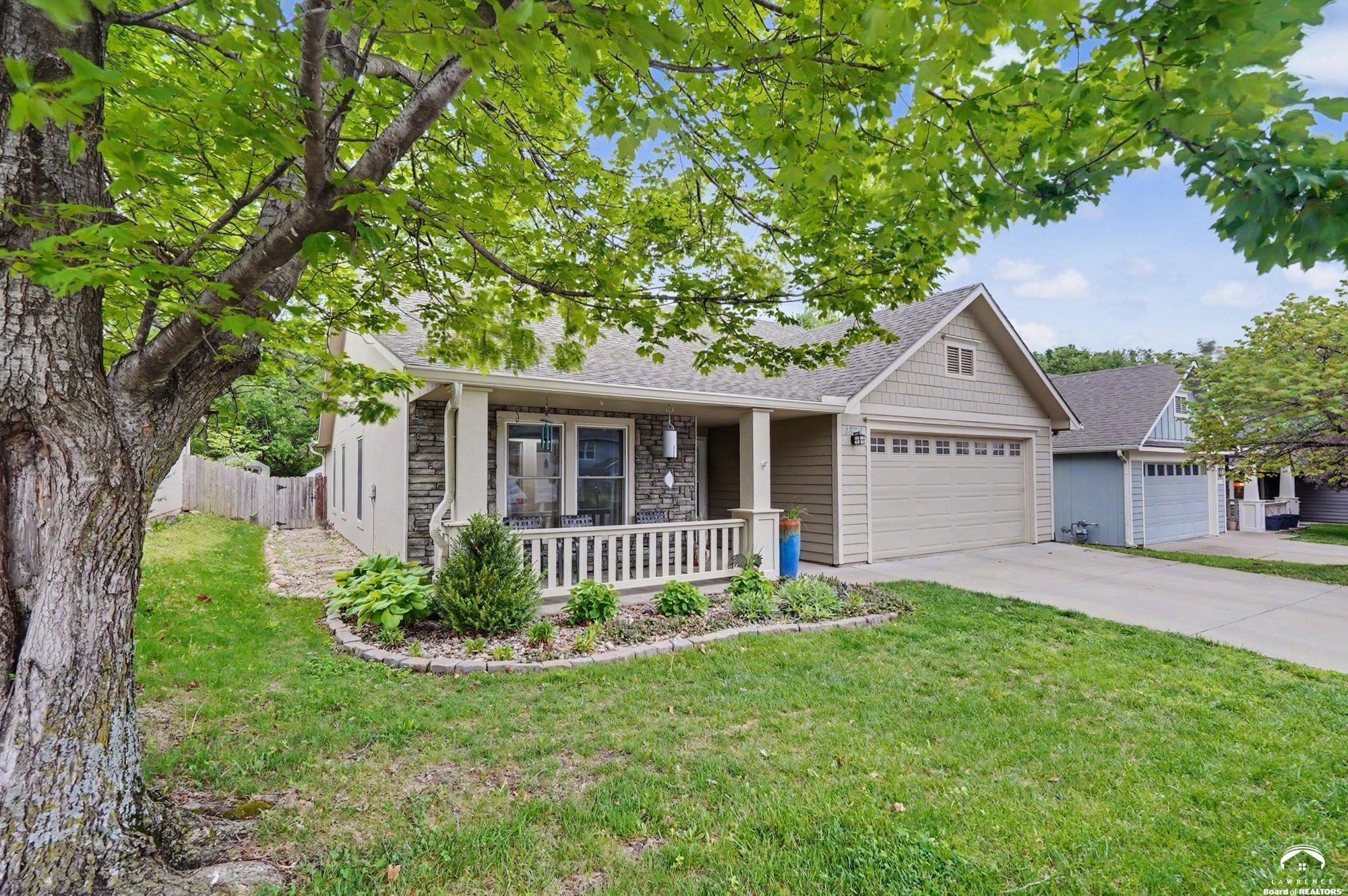 1829 Delaware Street Lawrence, KS 66044 - Photo 3 of 42