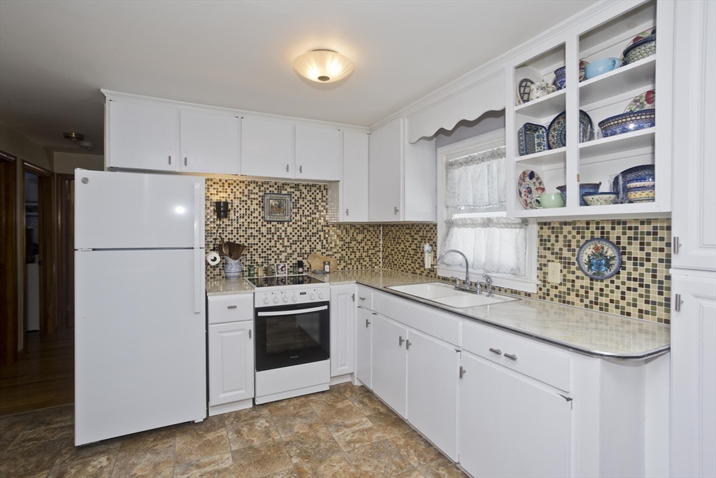 854 Grayson Drive Springfield, MA 01119 - Photo 4 of 40