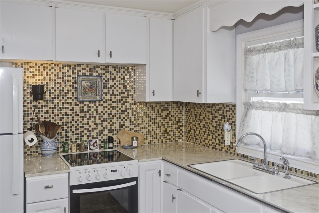 854 Grayson Drive Springfield, MA 01119 - Photo 6 of 40