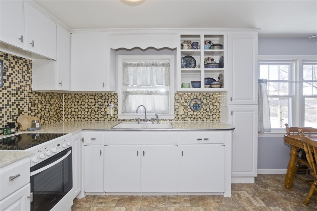 854 Grayson Drive Springfield, MA 01119 - Photo 7 of 40