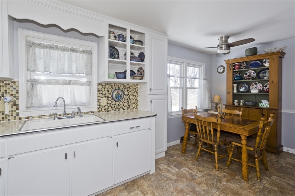 854 Grayson Drive Springfield, MA 01119 - Photo 8 of 40