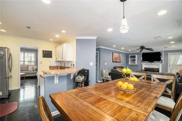 a large kitchen with kitchen island a large island in it