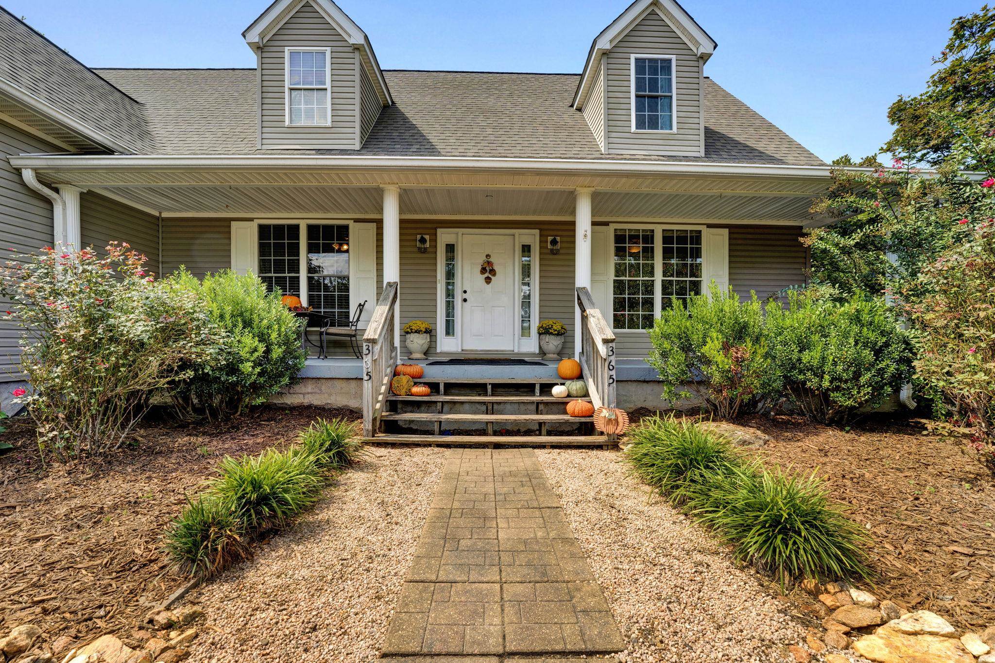 365 Loop Road Campobello, SC 29322 - Photo 4 of 35