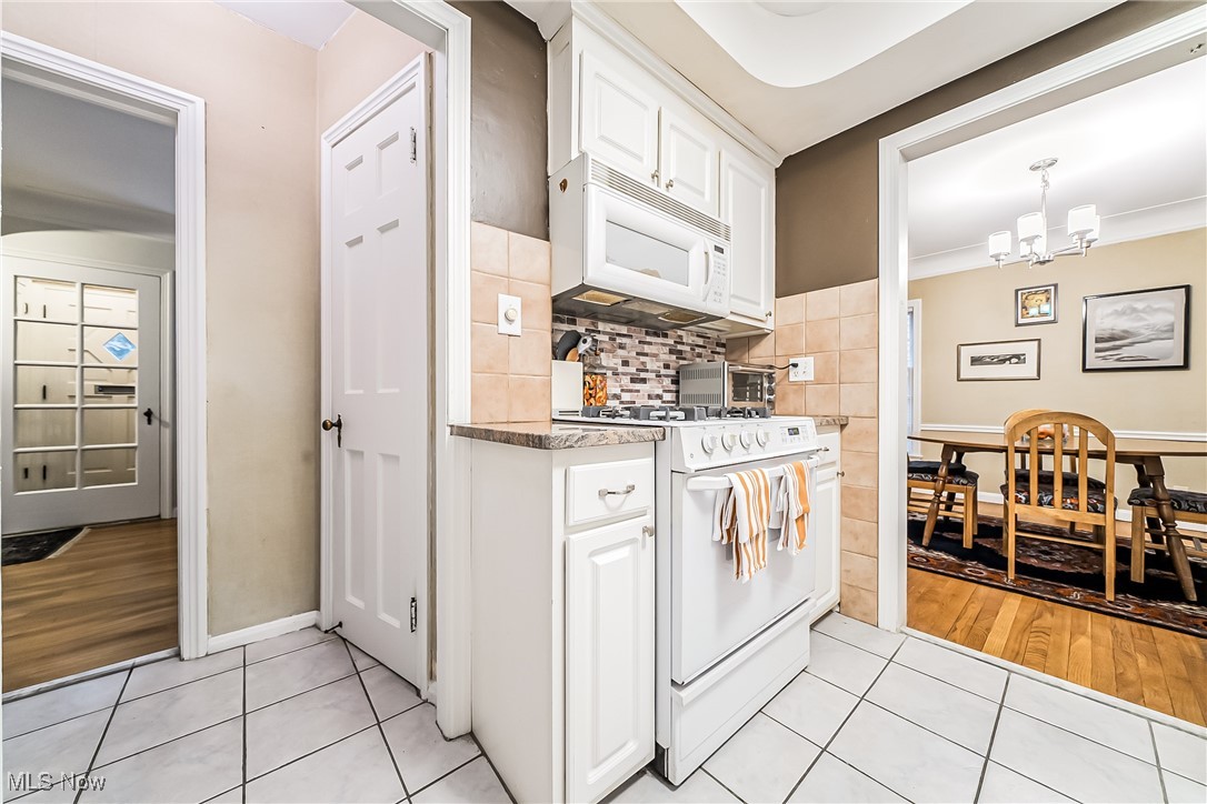 3635 Strathavon Road Cleveland, OH 44120 - Photo 11 of 44 Kitchen