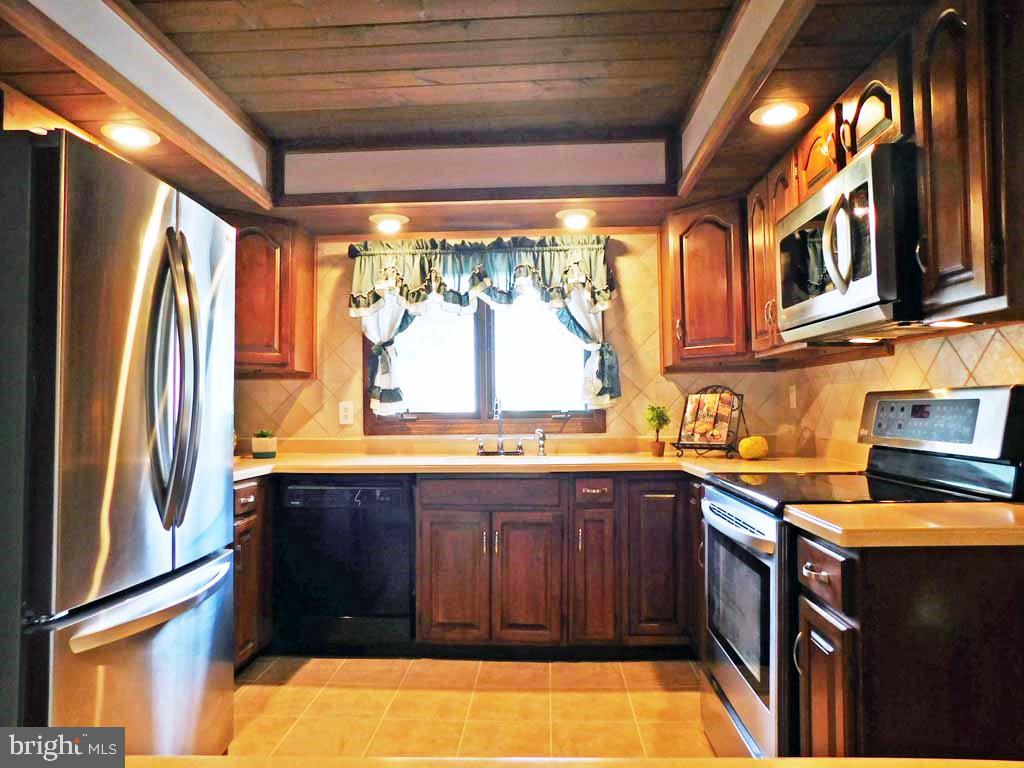2 Hollow Road Levittown, PA 19056 - Photo 11 of 39 Kitchen