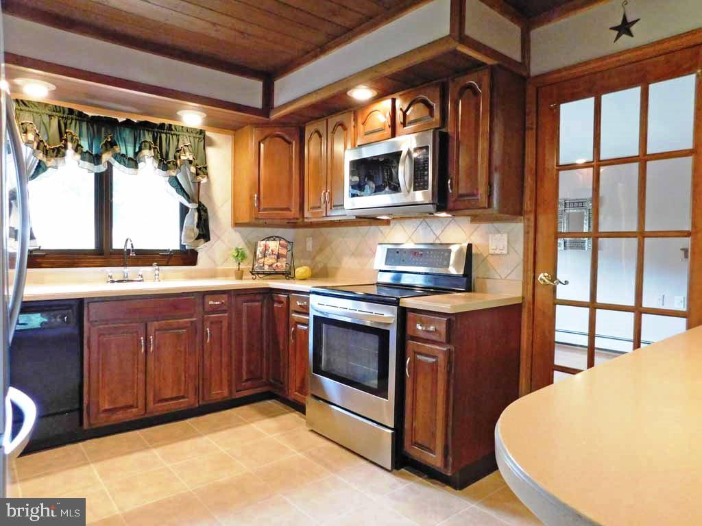 2 Hollow Road Levittown, PA 19056 - Photo 12 of 39 Kitchen