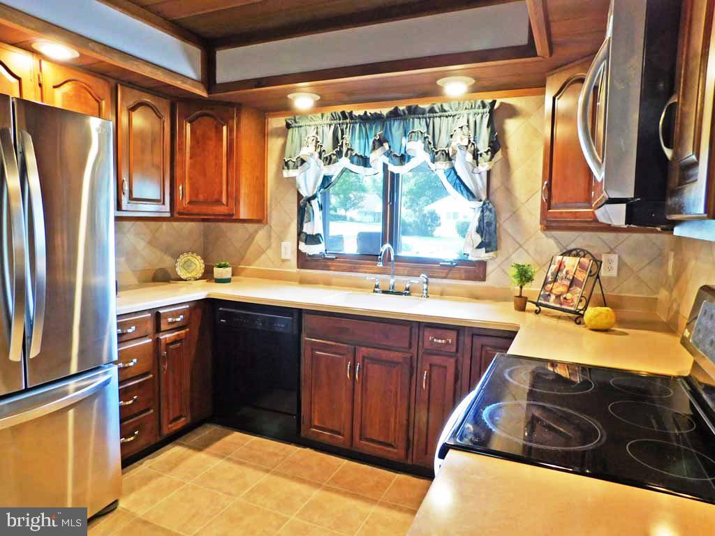 2 Hollow Road Levittown, PA 19056 - Photo 13 of 39 Kitchen
