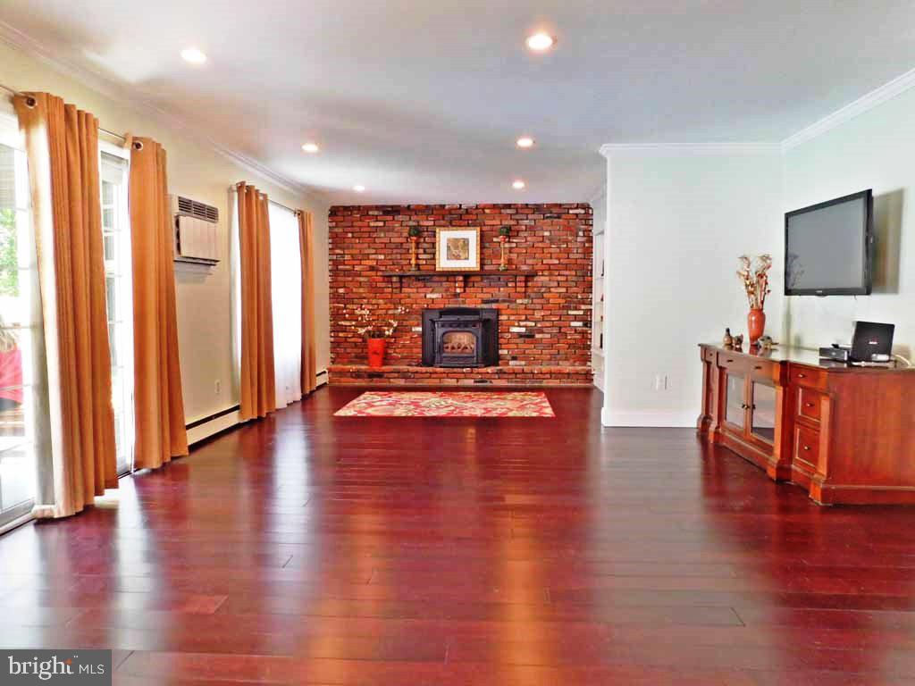 2 Hollow Road Levittown, PA 19056 - Photo 4 of 39 Living Room