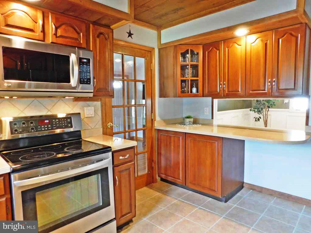 2 Hollow Road Levittown, PA 19056 - Photo 10 of 39 Kitchen