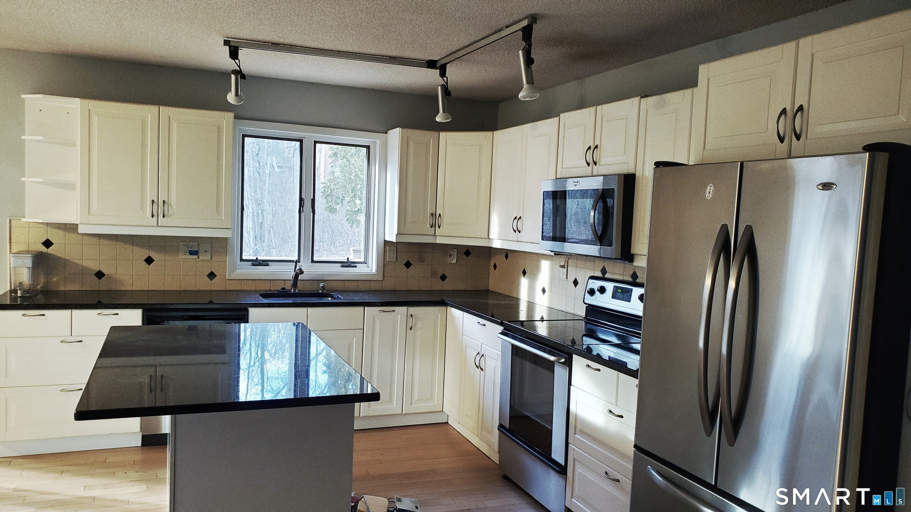 1380 Paradise Avenue Hamden, CT 06514 - Photo 6 of 20