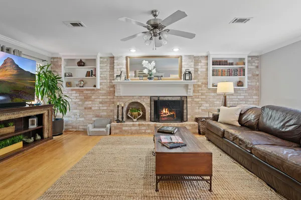 $580,000 | 2828 South Logrun Circle, The Woodlands, TX 77380