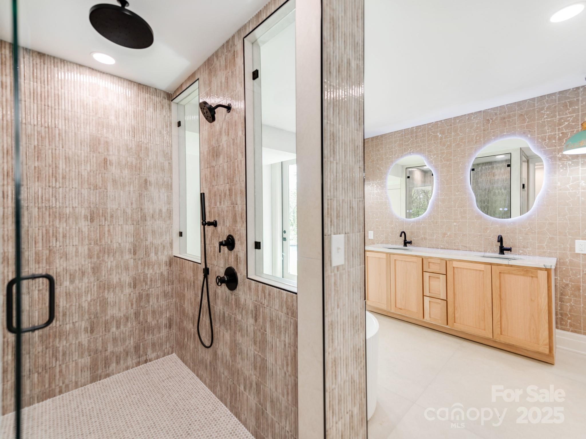 1417 South Wendover Road Charlotte, NC 28211 - Photo 25 of 44 a bathroom with a tub a sink and a mirror