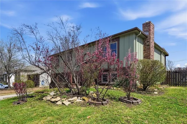 $320,000 | 612 South Montclaire Drive, Olathe, KS 66061