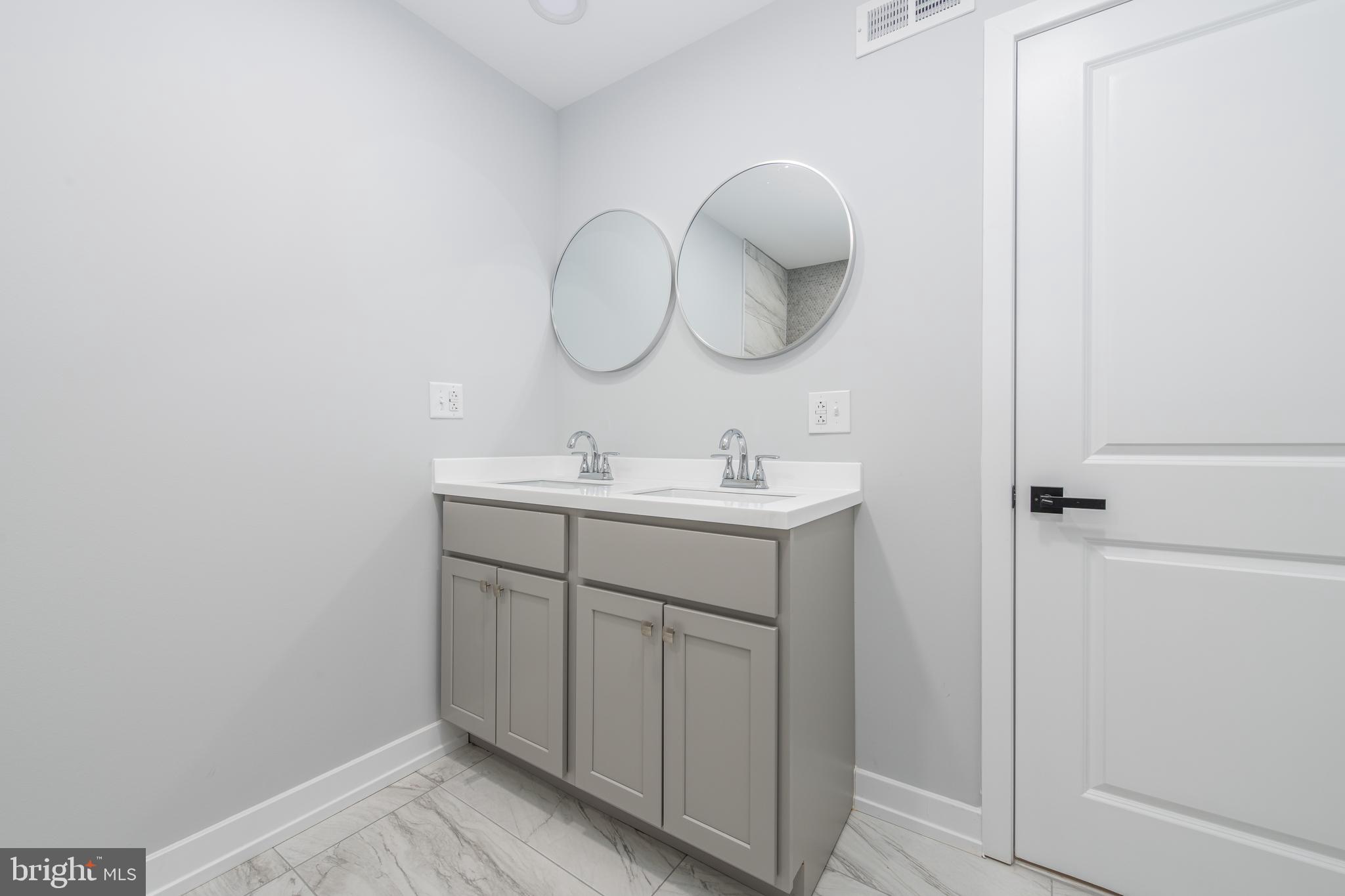 611 Tasker Street Philadelphia, PA 19148 - Photo 27 of 33 Main Bathroom