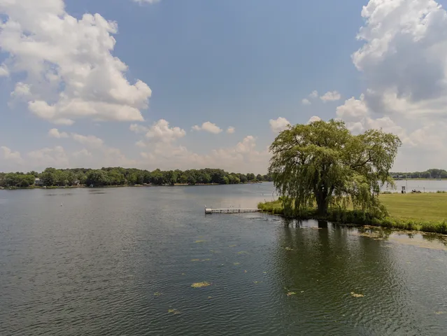 a picture of a lake view