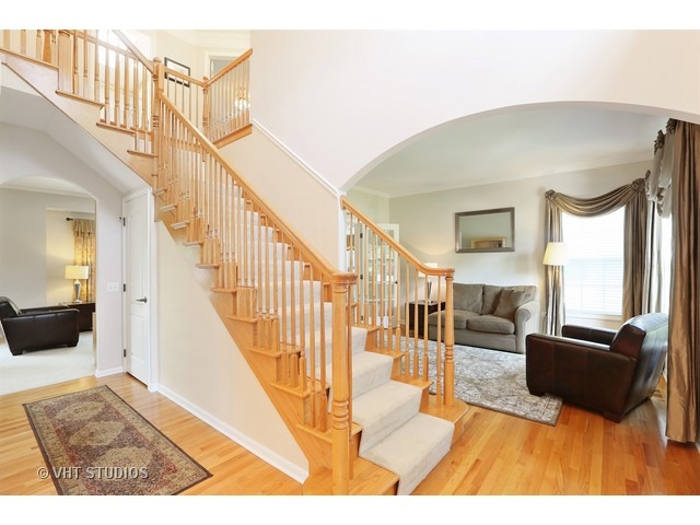 616 Parkway Drive Wheaton, IL 60187 - Photo 3 of 24 a view of living room filled with furniture