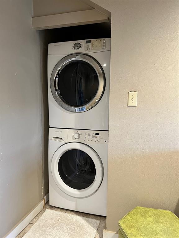 306 North Austin Street Comanche, TX 76442 - Photo 32 of 37 a utility room with dryer and washer