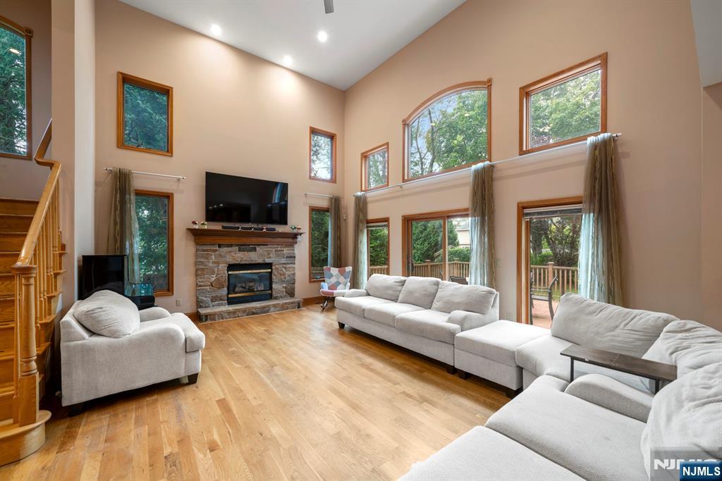 325 Cooper Place Paramus, NJ 07652 - Photo 8 of 31