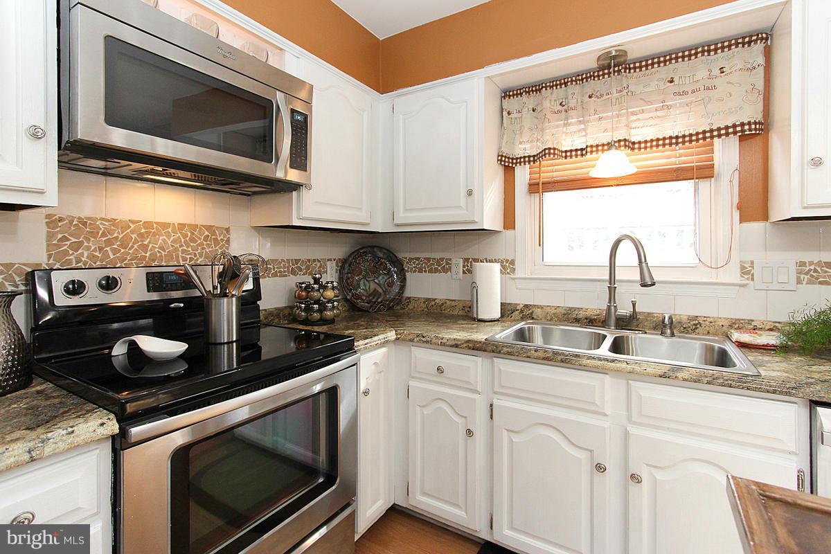 8957 Rolling Road Manassas, VA 20110 - Photo 11 of 30 Kitchen