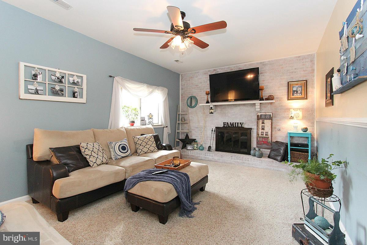 8957 Rolling Road Manassas, VA 20110 - Photo 13 of 30 Family Room